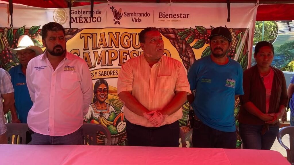 TENEMOS TIANGUIS CAMPESINO EN LA PLAZA PRINCIPAL