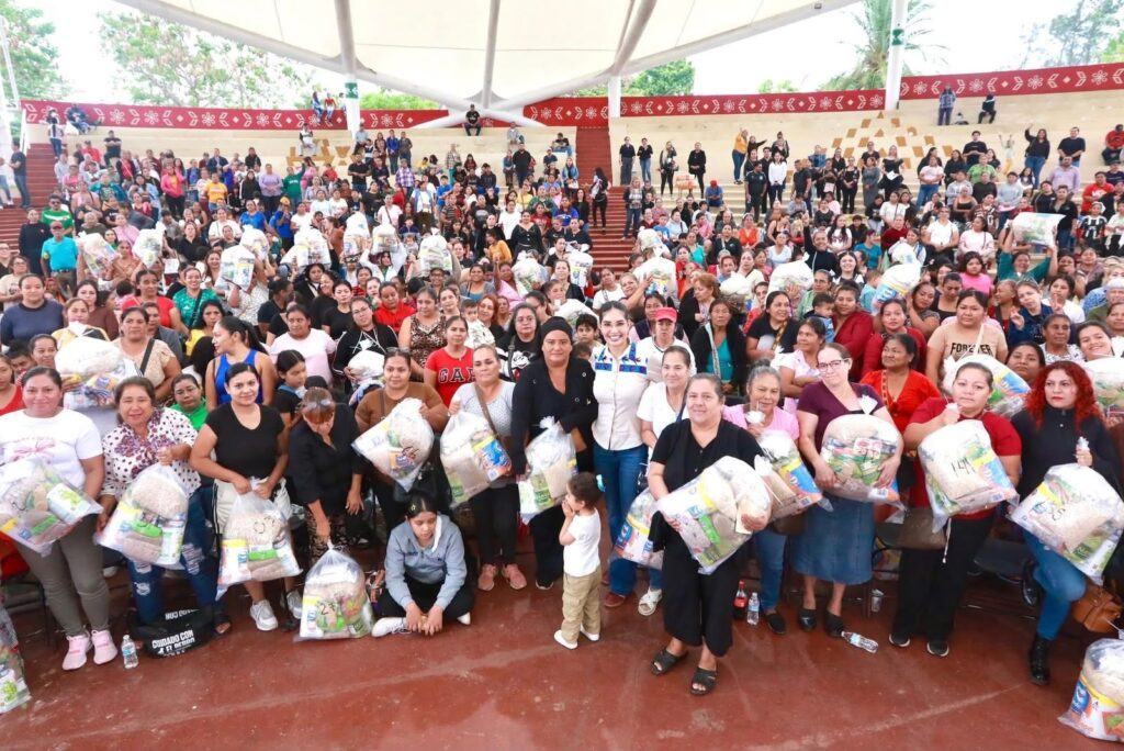 GERALDINE PONCE LLEVA APOYO DIRECTO A MIL JEFAS DE FAMILIA DE TEPIC