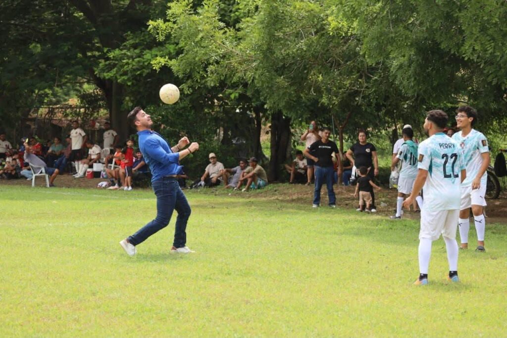 Israel Santillán impulsa el deporte y acompaña el torneo relámpago de futbol en El Coatante